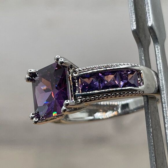 Beautiful Statement Princess Cut Purple Amethyst CZ Silver Plated Ring Elegant - Picture 3 of 4